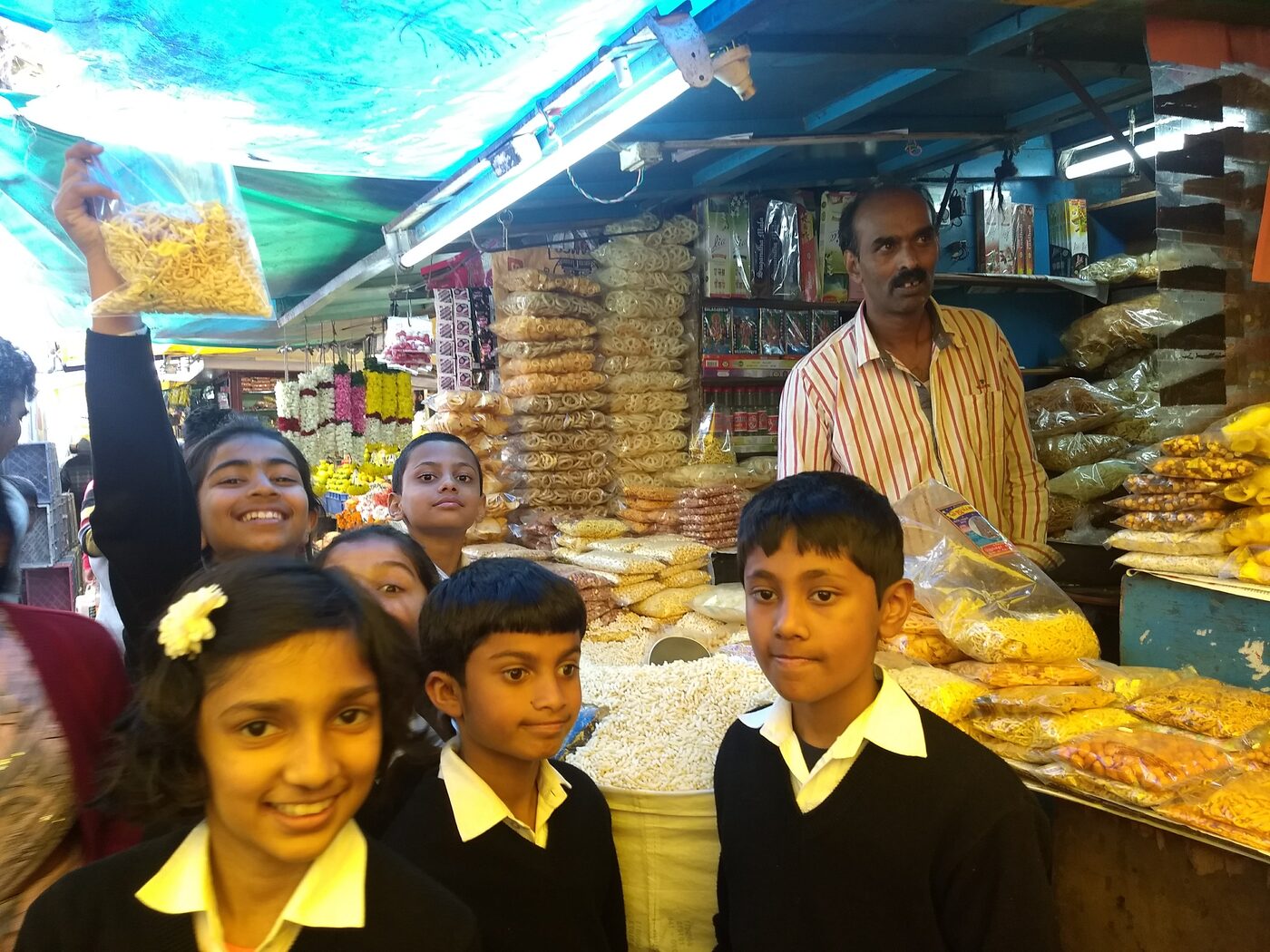 A vendor offering free puffed rice and sev